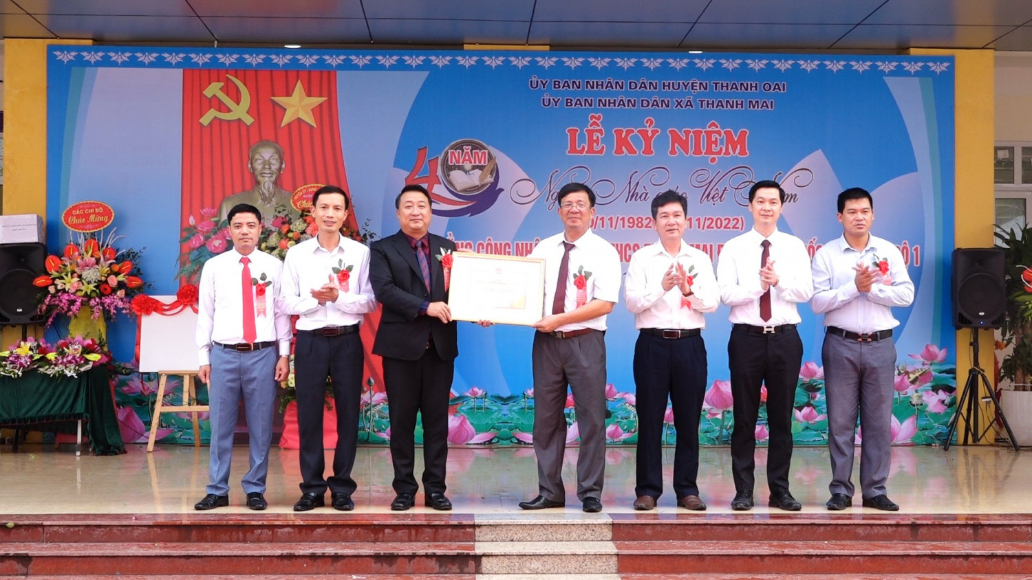 Đại diện BGH 3 trường mầm non, tiểu học, THCS Thanh Mai tặng hoa các thầy cô cựu giáo chức