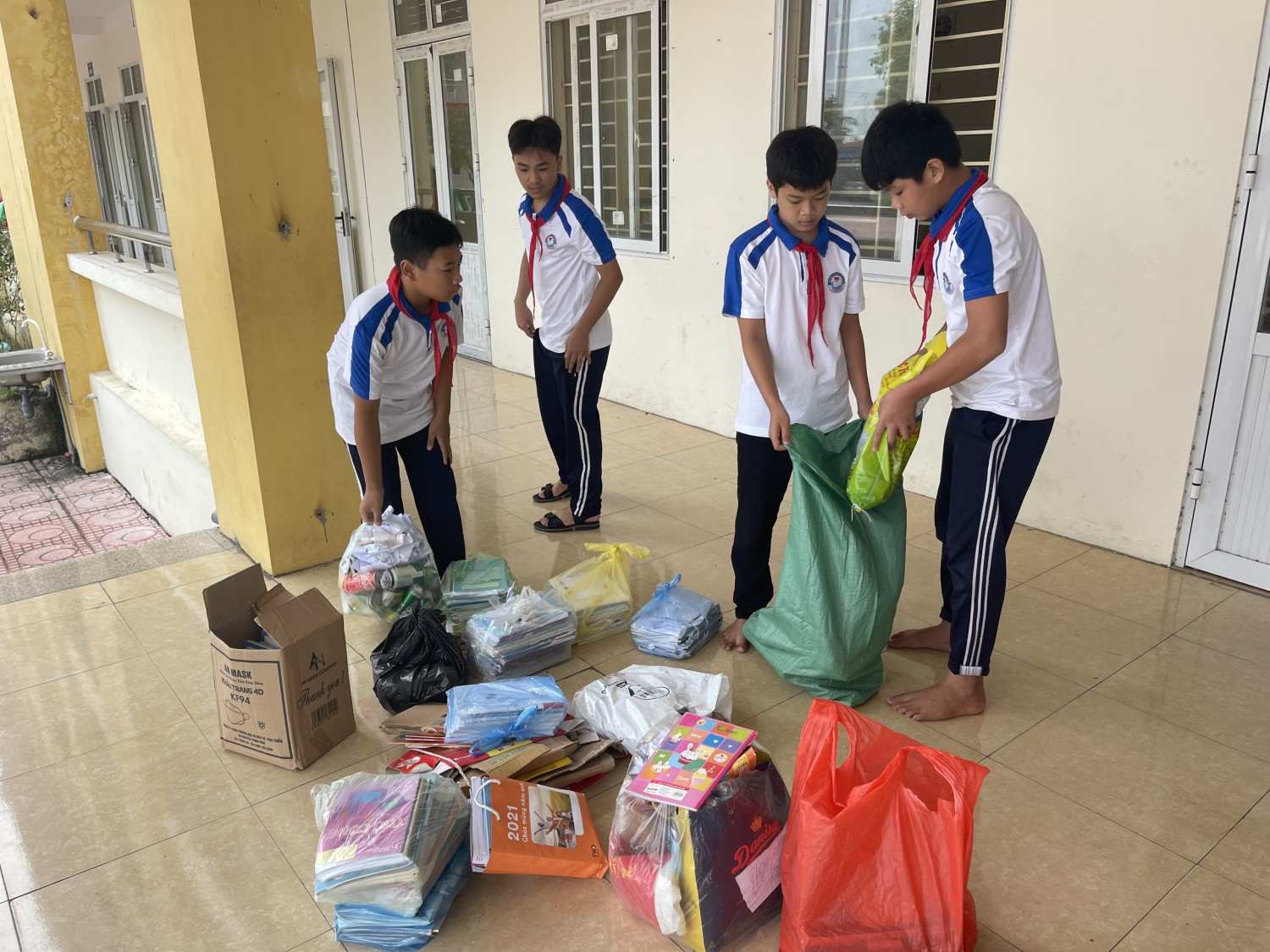 Hoạt động thu gom, phân loại giấy vụn, vỏ lon của các em đội viên trường THCS Thanh Mai