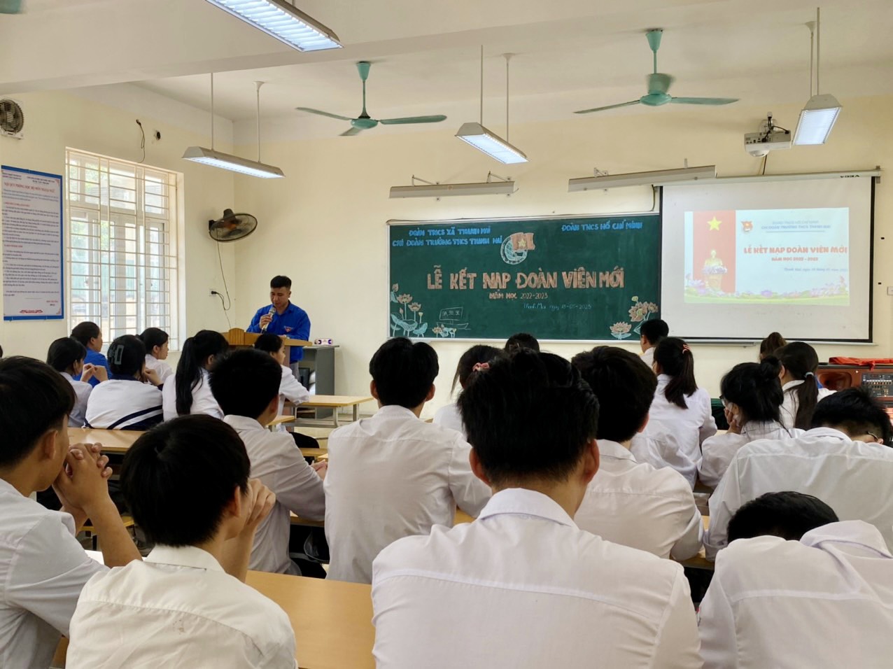 Đồng chí Lê Văn Vinh - Bí thư Đoàn xã Thanh Mai đã thông qua Quyết định chuẩn y kết nạp đoàn viên mới.