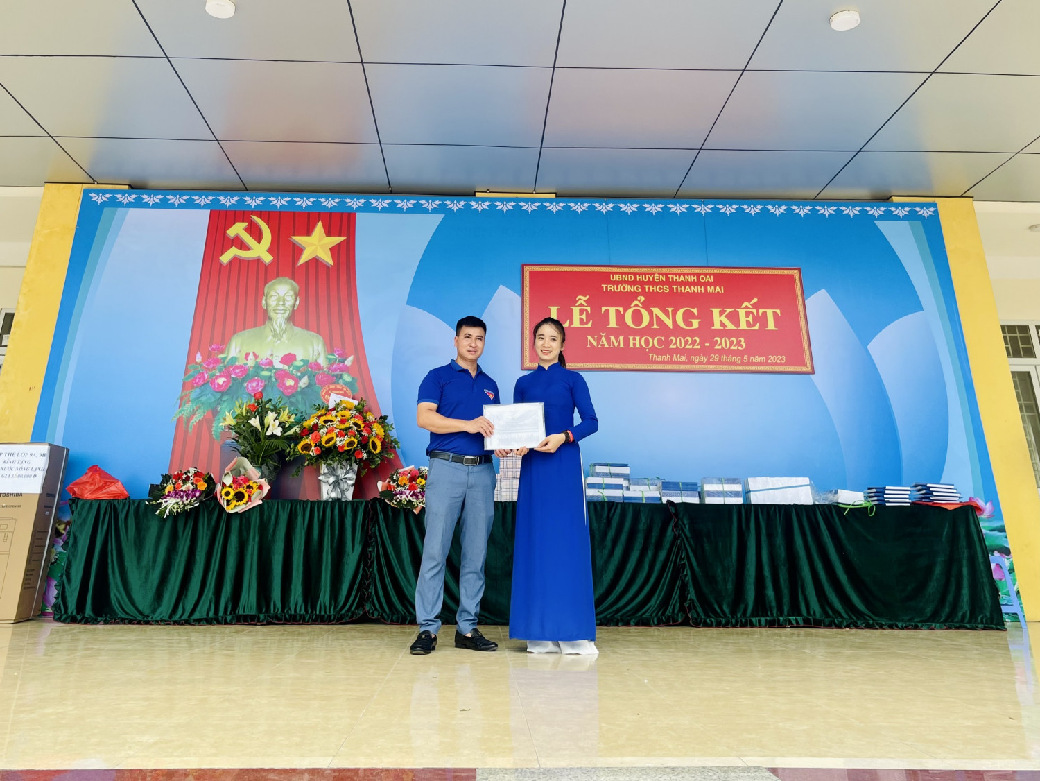 Anh Lê Văn Vinh - Bí thư đoàn xã Thanh Mai tiếp nhận bàn giao học sinh về sinh hoạt hè tại địa phương.