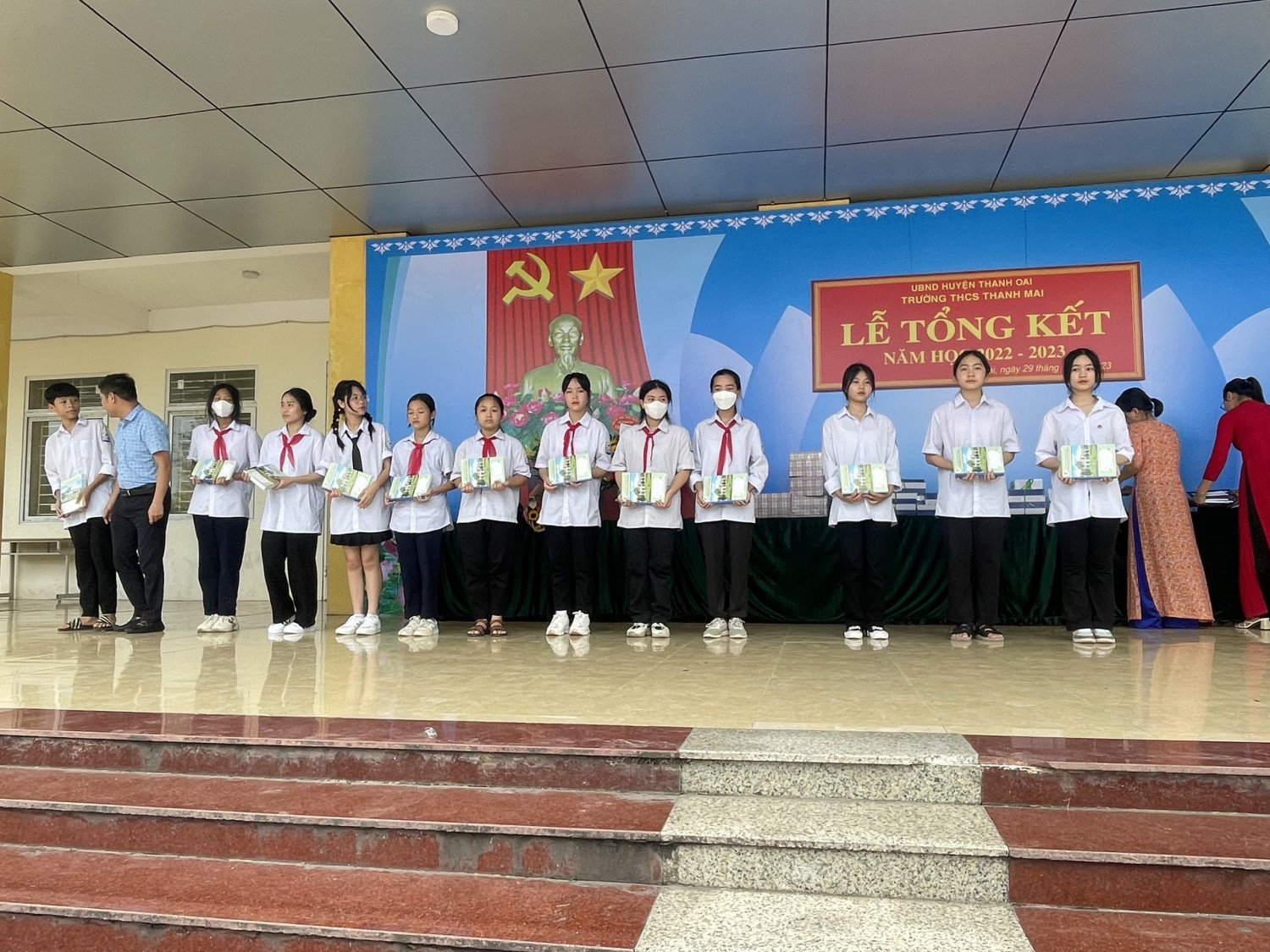 Ông Lã Văn Dũng - Phó chủ ticjg UBND xã Thanh Mai trao phần thưởng cho các em học sinh.