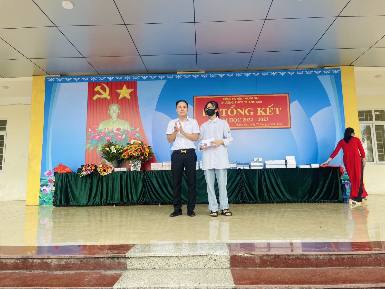 Ông Hà Trọng Hào - Phó bí thư thường trực Đảng ủy xã lên trao phần thưởng cho HS