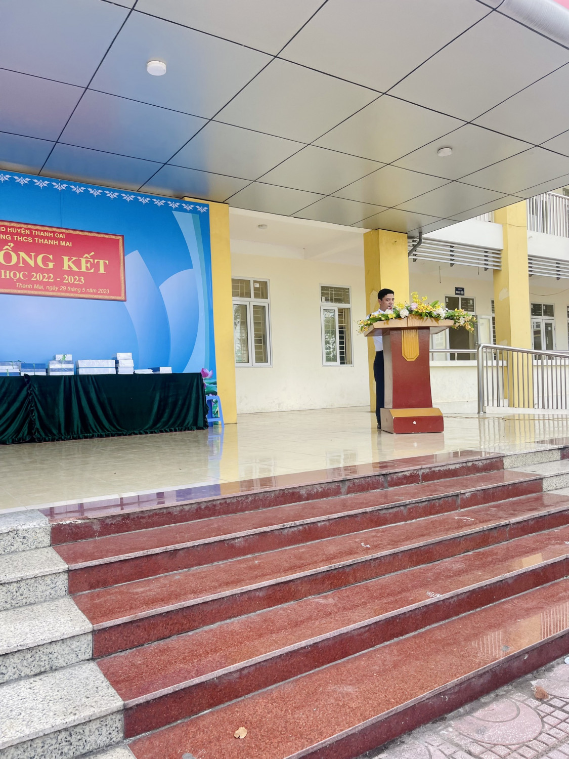 Thầy Vũ Đình Công - Phó hiệu trưởng nhà trường đọc báo cáo tổng kết năm học