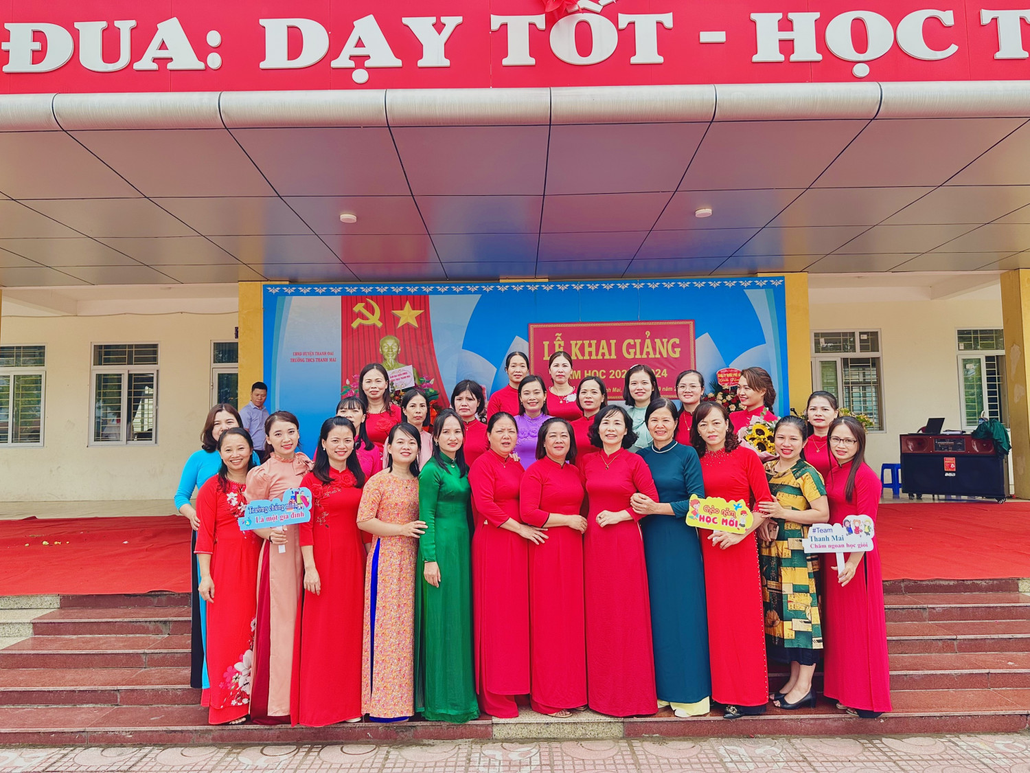 Tập thể cán bộ, giáo viên, nhân viên trường THCS Thanh Mai năm học 2023 - 2024