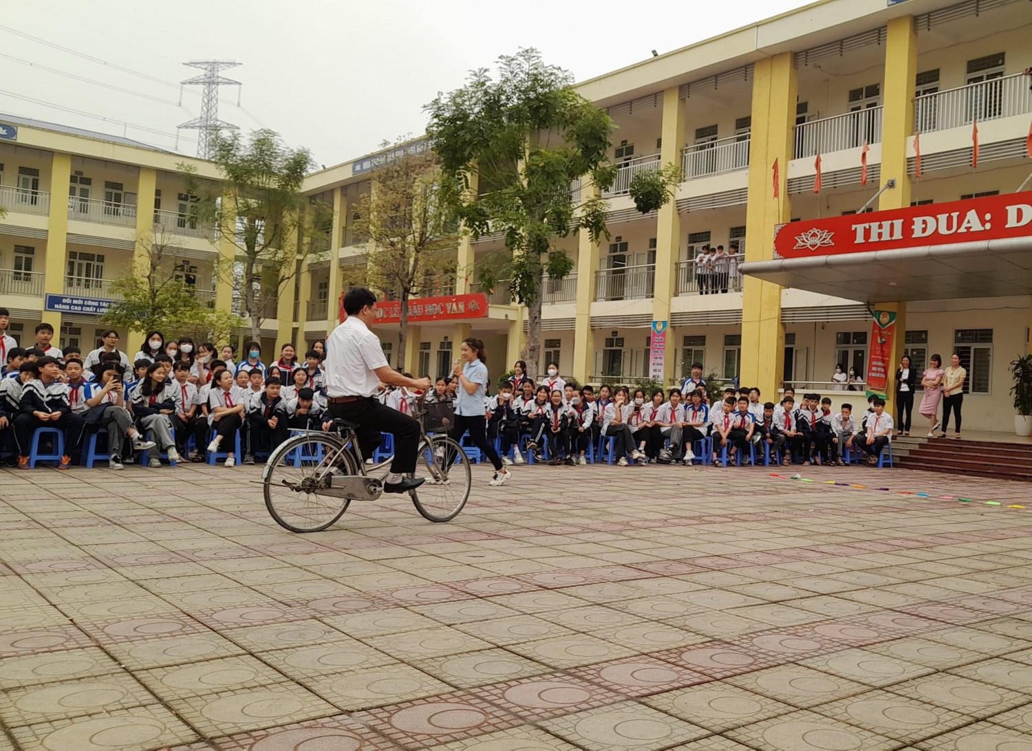 Thầy Vũ Bá Nam - Hiệu trưởng nhà trường tham gia ngày hội " Thiếu nhi vui khỏe - Tiến bước lên Đoàn"