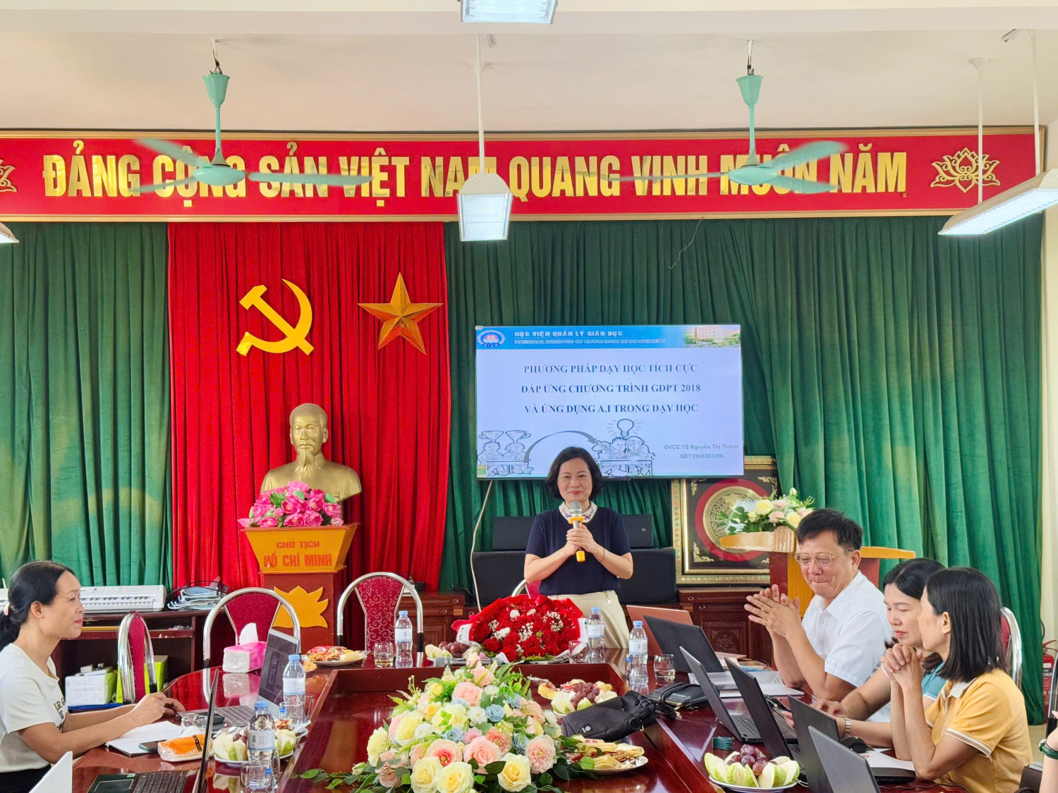 Tiến sĩ Nguyễn Thị Thanh – Giảng viên Học viện Quản lý Giáo dục chia sẻ chuyên đề về đổi mới phương pháp dạy học và ứng dụng trí tuệ nhân tạo tại Trường THCS Thanh Mai